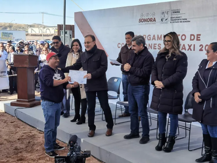 Gobernador entrega concesiones a taxistas