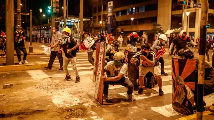 No debe reprimirse al pueblo: AMLO sobre Perú