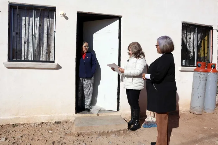 Entregan títulos de viviendas a domicilio