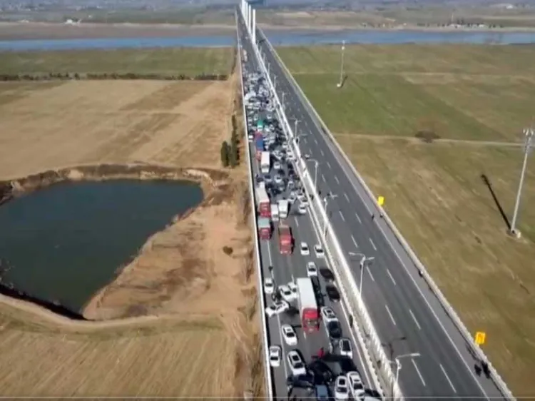 Choque múltiple en China deja un muerto y más de 200 autos dañados