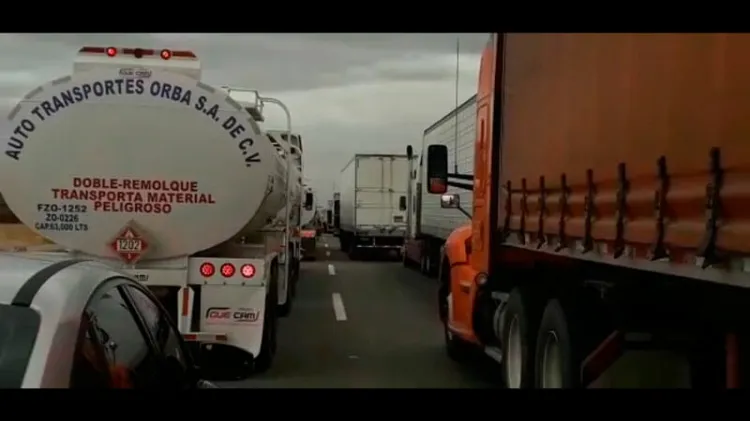 Provocan conflicto traileros en retén militar