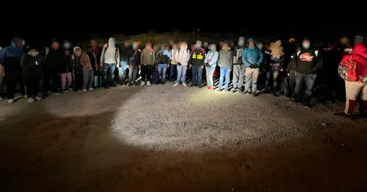 Aprehenden a grupos de migrantes al sur de Arizona