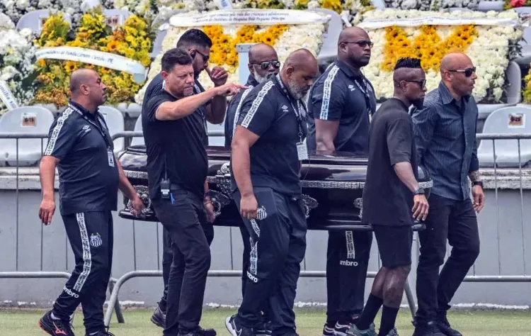 Despedirán miles de personas a Pelé lunes y martes en Estadio Vila Belmiro