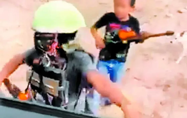 Niños se disfrazan para recrear retenes del narco en Sinaloa