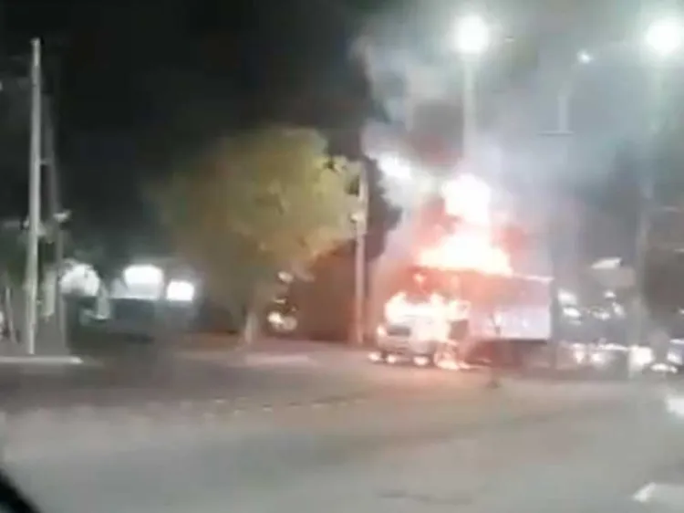 Culiacán amanece con balaceras y narcobloqueos; confirma AMLO operativo