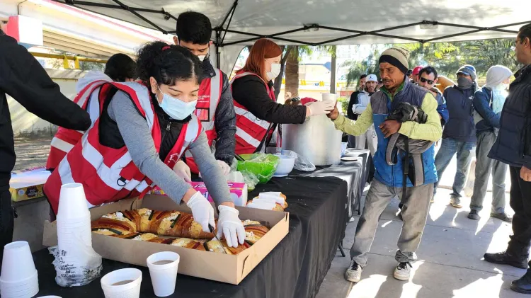 Participan en Comedor Callejero jóvenes del Consulado de USA