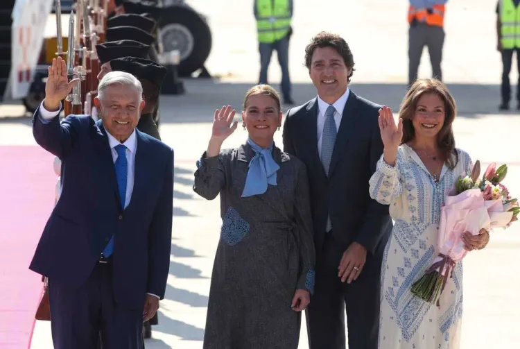 Llega Justin Trudeau a México; lo recibe AMLO en el AIFA