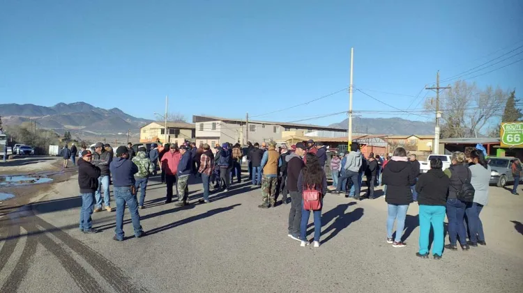 Cierran exmineros de la Sección 65 carretera Cananea - Ímuris