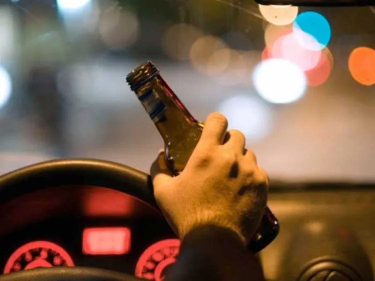 Arrestan a conductor ebrio y agresivo