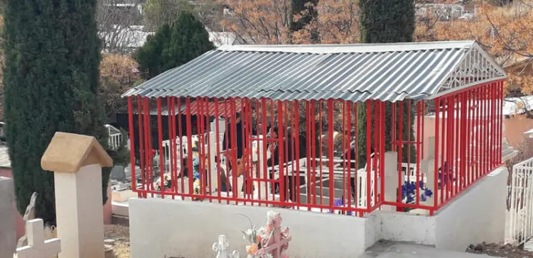 Dañan tumba en Los Cipreses