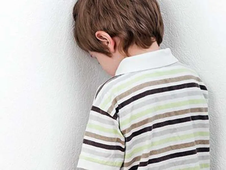 Madre quema manos de su hijo por portarse mal