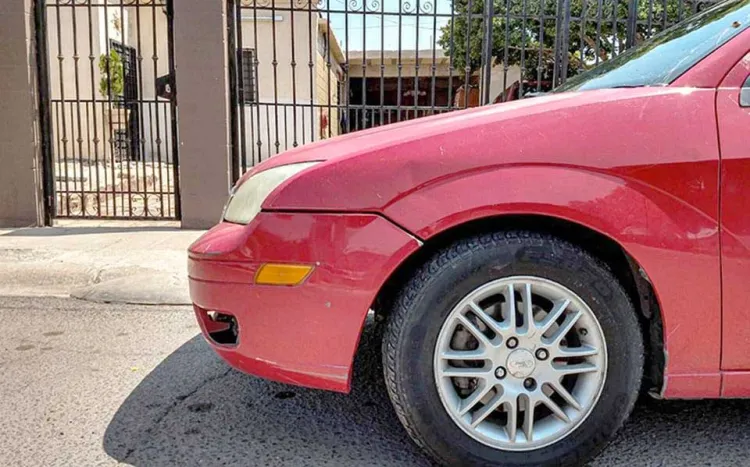 Golpean a mujer por pedir que movieran un vehículo que estorbaba