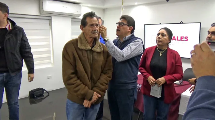 Apoyan Club de Leones y Gobierno Municipal con aparatos auditivos