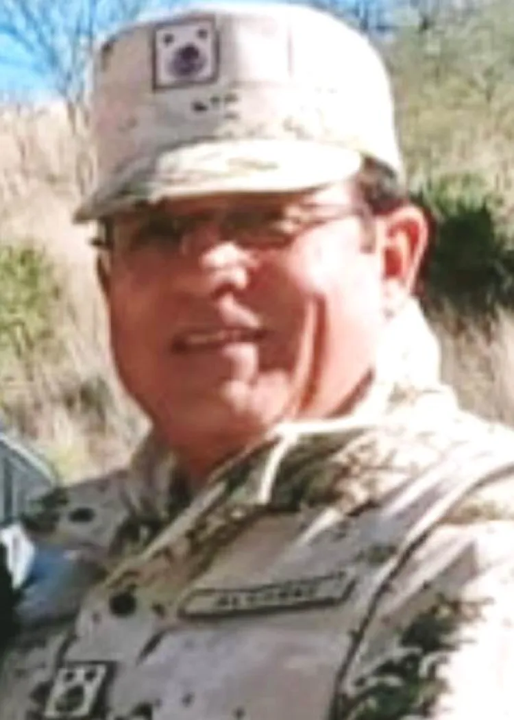 Trabajo notable  Atendimos invitación del General de Brigada Diplomado de Estado Mayor (DEM), Marco Antonio Álvarez Reyes, Comandante de la 45 Zona Militar, a una reunión de información y desayuno en la sede de la Guarnición de la Plaza.  Arribar al lugar, desplazarnos en su interior y ver el orden que caracteriza a un cuartel militar, nos remontó a los años aquellos de disfrutar la vida en plenitud de mi Sargento Cirilo Estrada Oviedo, en su 18 Regimiento de Caballería.  Conocer a detalle el tr