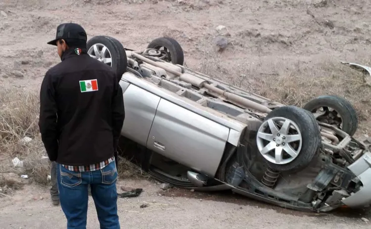 Vuelca vehículo en carretera a Mascareñas; conductor resulta ileso