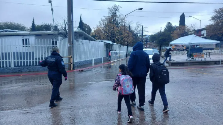 Apoyan con entrada y salida de escuelas