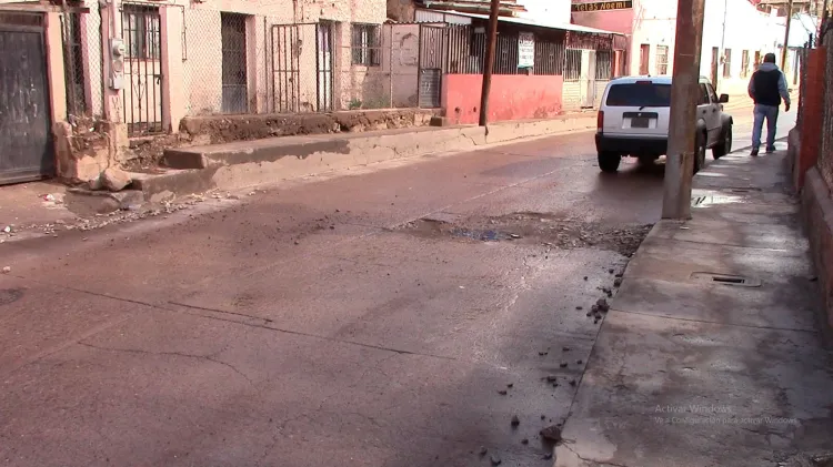 Piden residentes de la Héroes reparación de bache