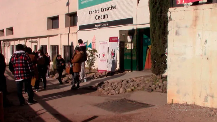 Expresan padres de familia falta de turnos en proceso de becas