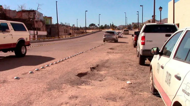 Exponen riesgo por baches en distribuidor vial