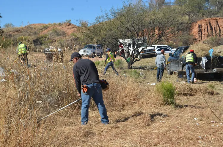 Retiran maleza y basura cerca del Pima II