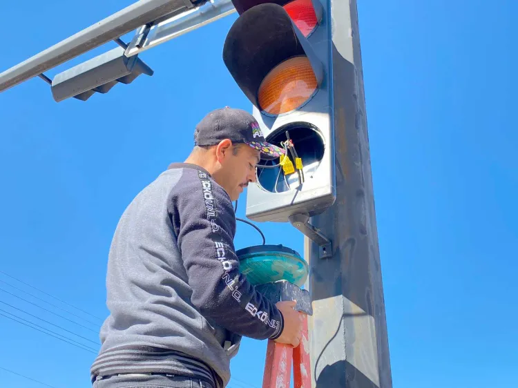 Continúa rehabilitación de semáforos