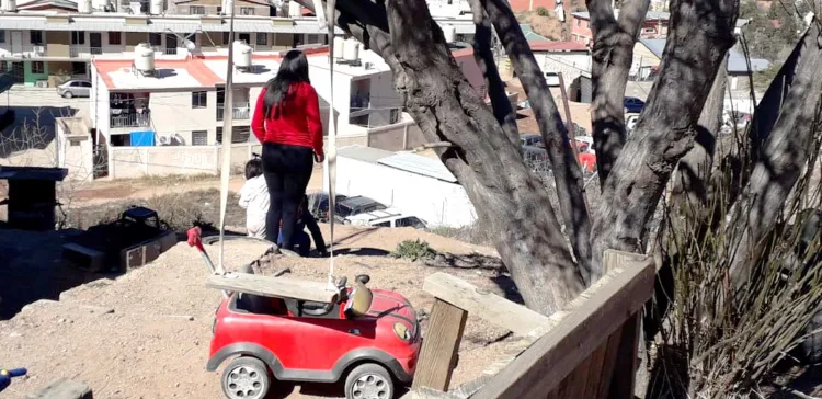 Intentan arrebatarle a su bebé a plena luz del día