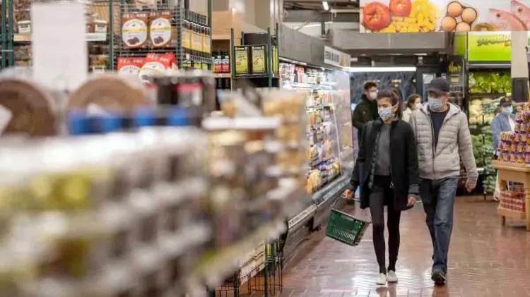 Creció economía en EU 2.1% en 2022, impulsada por gastos del consumidor