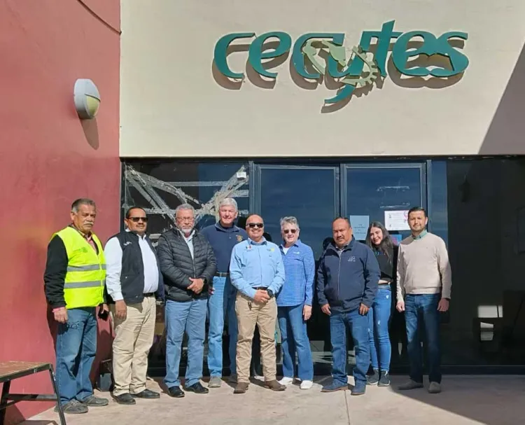 Entregan en donación mesabancos a preparatoria Cecytes II