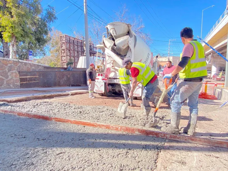 Dan mantenimiento de bacheo a varias avenidas