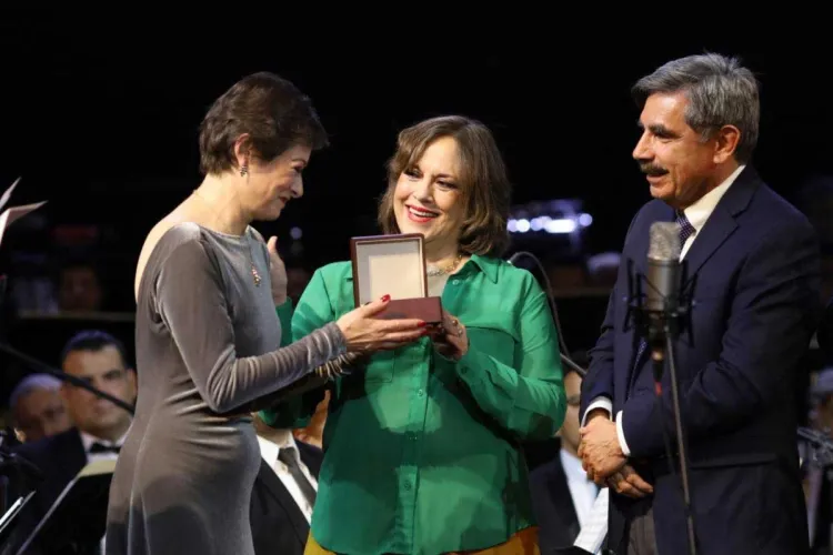 Concluye el FAOT con noche de gala reconocen a la soprano Lourdes Ambriz