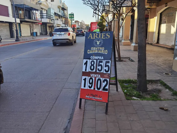 Continúa a la baja el dólar
