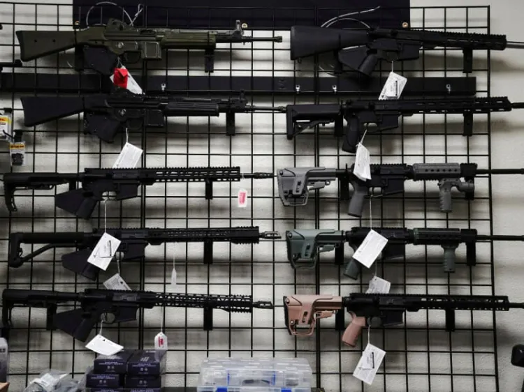 Autoriza juez que acusados de violencia doméstica puedan poseer armas de fuego