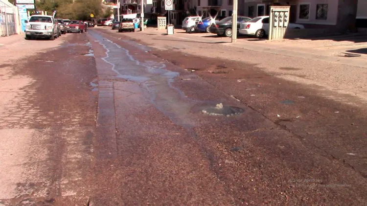 Reportan fuga de drenaje en Las Haciendas