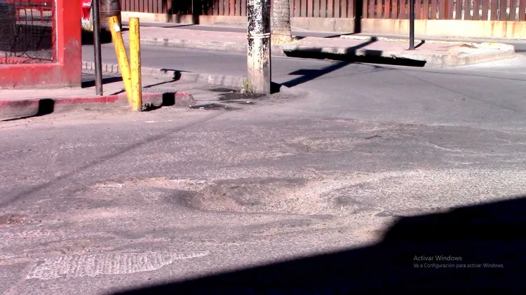 Solicitan reparen bache en el primer cuadro de la ciudad