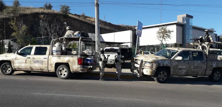 Detiene Sedena vehículo con armas, tripulantes se dan a la fuga