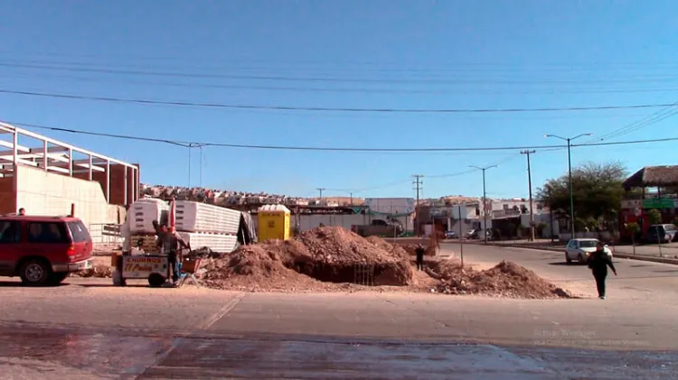 Destruyen banquetas por construcción en la San Miguel