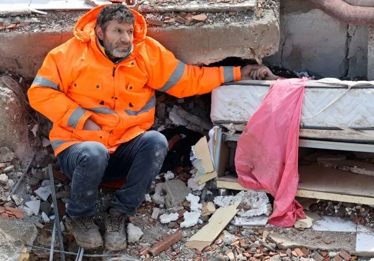 Imagen de papá que no suelta la mano de hija muerta por sismo se viraliza