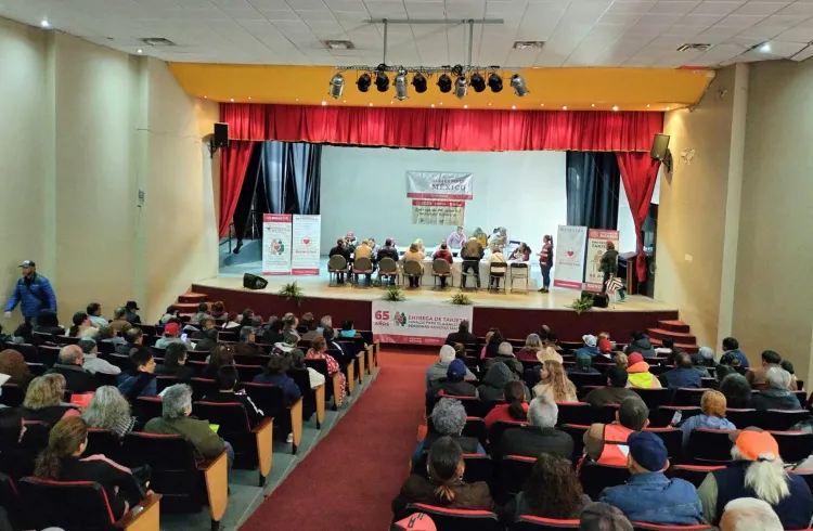 Entrega Secretaría del Bienestar tarjetas de pensión universal