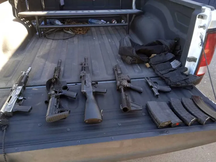Iban bien armados; dan a conocer lo que llevaban dentro de pickup