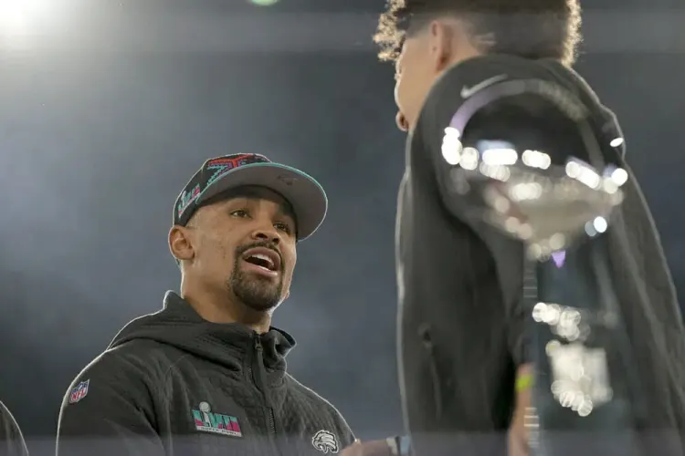 Hurts y Mahomes en mano a mano