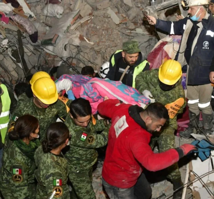 Rescata delegación mexicanos a 3 personas con vida en Turquía