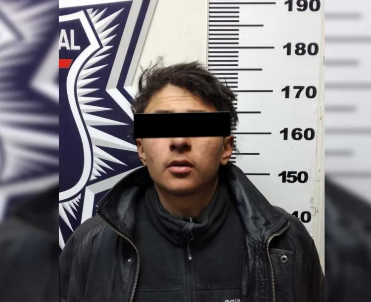 Arrestan a joven que trataba de abrir un vehículo