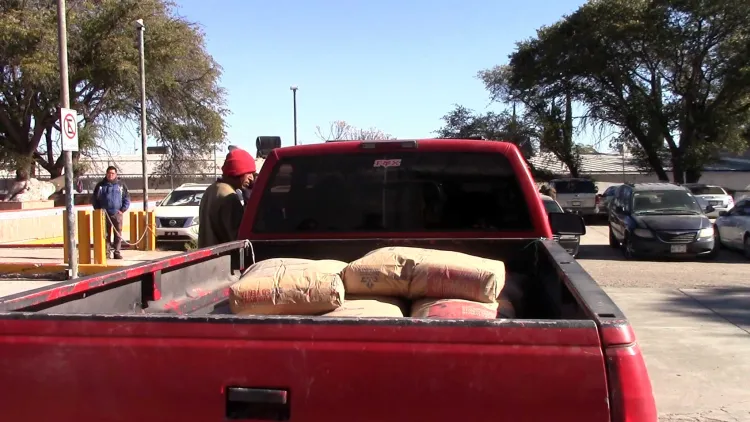 Entregan material de construcción a familias nogalenses