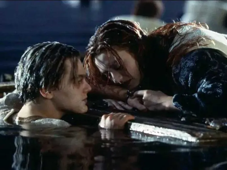 Pone James Cameron fin a polémica de Titanic ¿Jack cabía junto a Rose en la tabla?