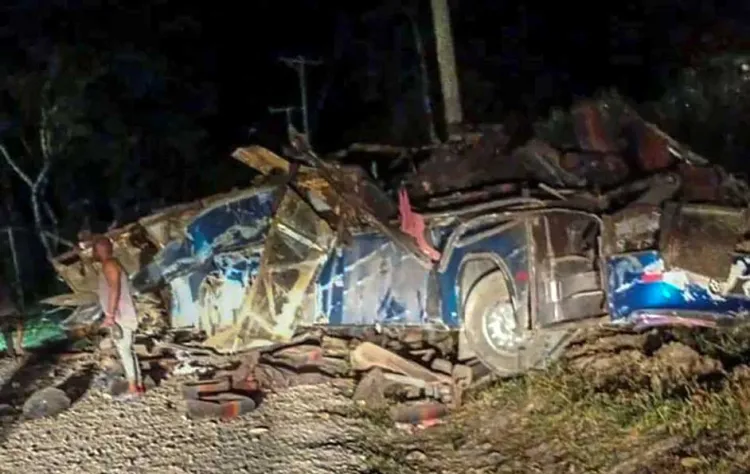 Deja más de 30 muertos choque de autobús con migrantes en Panamá