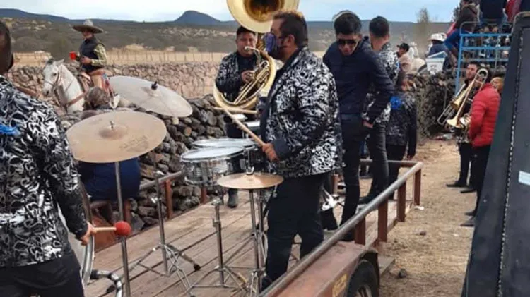 Asaltan en Zacatecas a grupo musical; les quitan su camioneta e instrumentos