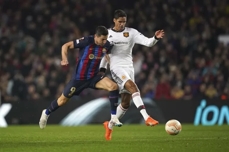 Reparten puntos Barsa y Man U