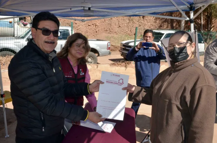 Entrega Promotora Inmobiliaria 5 escrituras de propiedad a familias