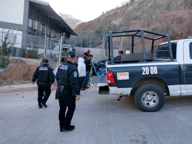 Apoya agrupación de Proximidad Social en limpieza de escuela