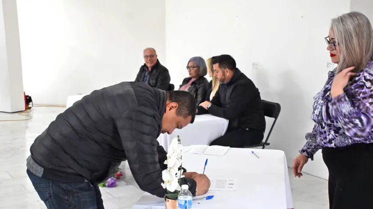 Apoyan taxistas a mujeres con translados gratis